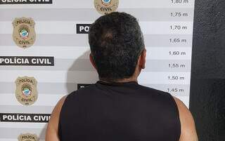 Homem foi preso durante cumprimento de mandado e levado para delegacia. (Foto: Divulgação)