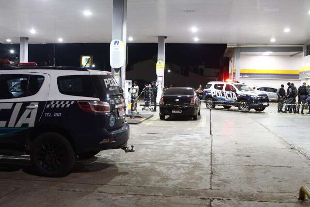 V&iacute;deos mostram momento em que homem &eacute; assassinado a tiros