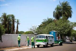 Equipes da Solurb realizavam manutenção nos arredores do Cemitério Santo Antônio. (Foto: Henrique Kawaminami)