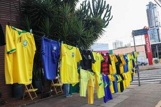 Camisetas comercializadas por ambulantes na Avenida Afonso Pena (Foto: Paulo Francis)
