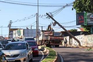 Trânsito interditado na Avenida Eduardo Elias Zahran após acidente entre carro e poste (Foto: Henrique Kawaminami)