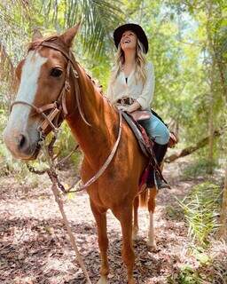 Carla Diaz mostrou detalhes de cavalgada no Pantanal durante gravações