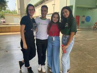 Beatrice, Natanael, Raquel e Mariana, no pátio do IFMS, em Campo Grande. (Foto: Arquivo pessoal)