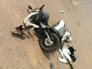 Moto de Junair ficou destruída após colisão (Foto: Divulgação)