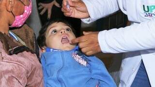 Criança tomando imunizante contra a pólio. (Foto: Divulgação/Prefeitura)