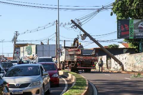 Poste pendurado deixa tr&acirc;nsito ca&oacute;tico na Zahran e 140 casas sem luz