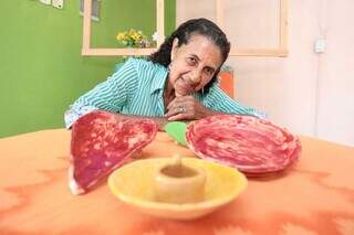 Maria Vieira Lopes descobriu novo gosto com cerâmica. (Foto: Marcos Maluf)