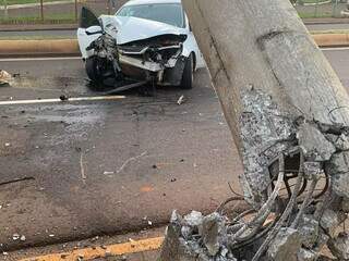 Poste de concreto ficou retorcido após colisão na madrugada (Foto: Direto das Ruas)