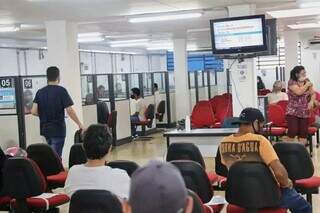 Pessoas aguardando atendimento na Funsat, em Campo Grande. (Foto: Arquivo/Paulo Francis)