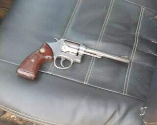 Revólver calibre 38 encontrado com um dos envolvidos no sequestro. (Foto: Divulgação | Polícia Civil)