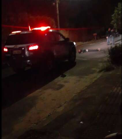 Homem &eacute; espancado por 20 homens ap&oacute;s invadir a casa da ex-colega no Aero Rancho