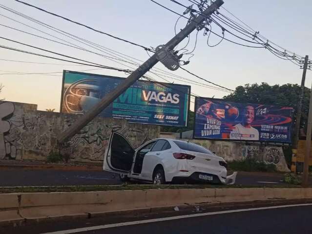 Homem &eacute; socorrido ap&oacute;s colidir e arrancar poste de energia na Av. Zahran