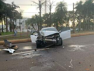 Frente do veículo ficou completamente destruída (Foto: Direto das Ruas)