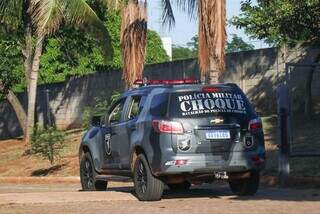 Viatura do Batalhão de Choque na Depac Cepol, onde caso está sendo registrado (Foto: Henrique Kawaminami)