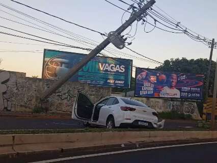 Homem é socorrido após colidir e arrancar poste de energia na Av. Zahran