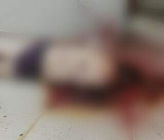 Corpo de Dogão crivado de balas na mansão onde estava morando com a família (Foto: Reprodução)