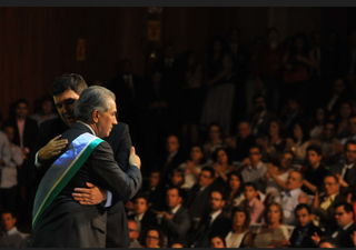 Governador Reinaldo Azambuja durante a sua diplomação em 2015, abraçando o secretário na época escolhido para a pasta de Governo e Gestão Estratégica. (Foto: Arquivo Campo Grande News)