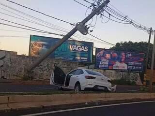 Carro parou atravessado na pista e poste de energia ficou pendurado (Foto: Alex Machado)