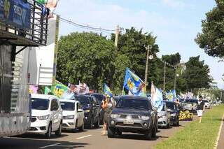 Carros enfileirados em apoio ao candidato Eduardo Riedel na Afonso Pena (Foto: Alex Machado)