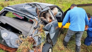 Carro Volkswagen Gol ficou totalmente destruído e condutor precisou ser retirado do veículo com a ajuda do Corpo de Bombeiros. (Foto: Site Ivinotícias)