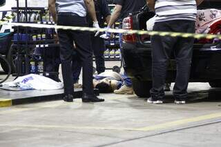 Corpo de Francisco caído ao lado do carro no posto de combustíveis. (Foto: Alex Machado)
