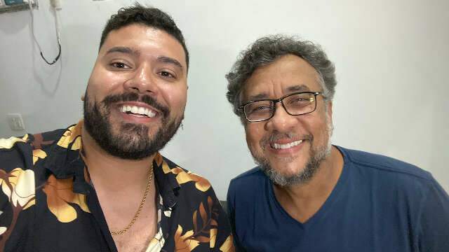 Com humor raiz, Paulinho Gogó faz a alegria da galera em show na Capital