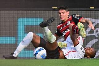 Disputa entre os cluber foi acirrada durante todo o jogo (Foto: Divulgação/Conmebol)