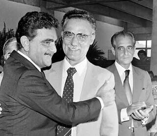Wilson Martins e o vice, Ramez Tebet (dir), durante posse, em 1983. À esquerda, Pedro Pedrossian, que voltou ao poder em 1990. (Foto: Roberto Higa)