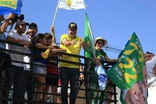 Eduardo Riedel (PSDB) acenando para os apoiadores (Foto: Alex Machado)