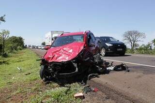 CrossFox ficou com a frente destruída após colidir com outros três veículos. (Foto: Kisiê Ainoã)