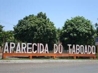 Letreiro na entrada da cidade de Aparecida do Taboado. (Foto: Reprodução)