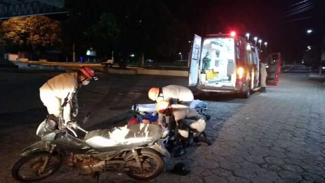 Rapaz de 26 anos &eacute; encontrado inconsciente embaixo de motocicleta