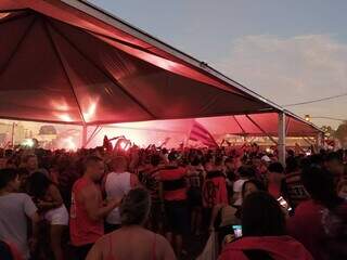 Torcedores do Flamengo aguardando o apito final em Campo Grande (Foto: Gabriel de Matos)