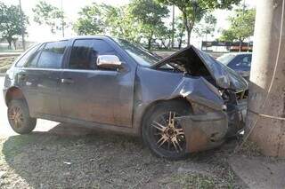 Motorista bate em poste e abandona carro durante a madrugada 