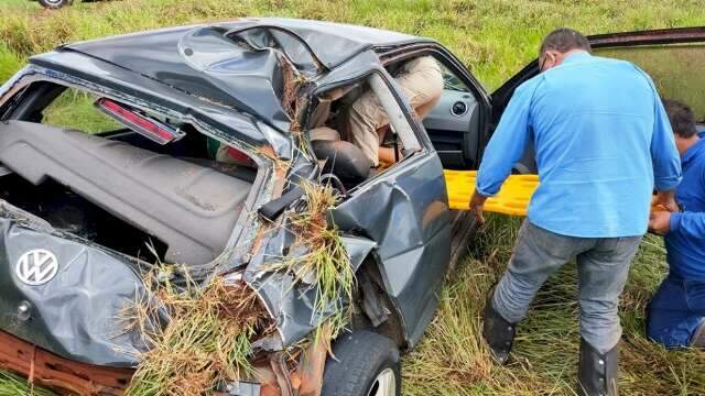 Aquaplanagem causa capotamento de dois carros entre Ivinhema e Navira&iacute; 