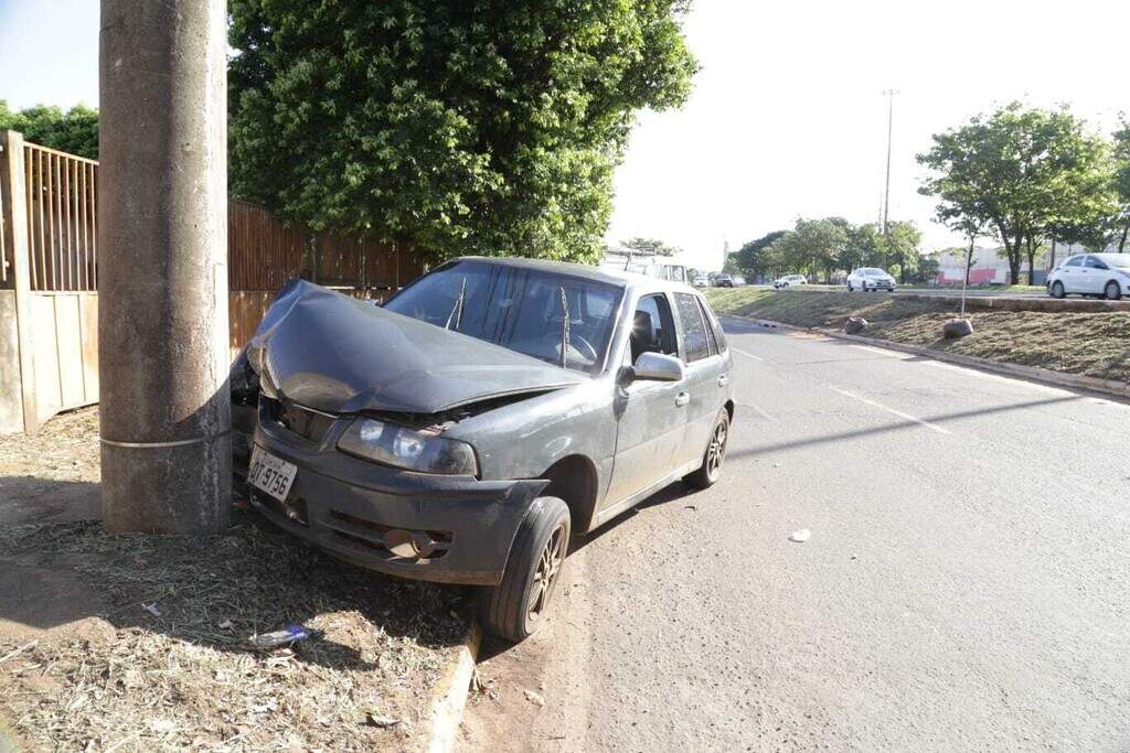 Motorista Bate Em Poste E Abandona Carro Durante A Madrugada Capital