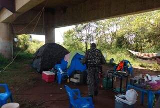 Agentes da PMA fiscalizando um dos acampamentos. (Foto: Divulgação/PMA)