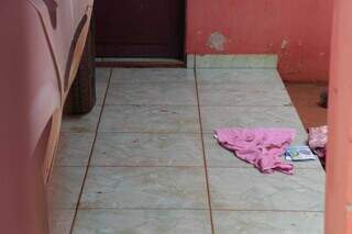 Marcas de sangue no chão da residência onde o casal morava (Foto: Kísie Ainoã)