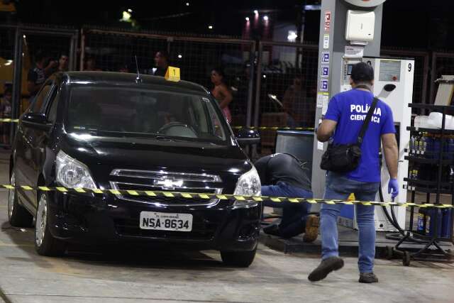 Suspeito de execu&ccedil;&atilde;o pula de carro em movimento e motorista &eacute; preso com arma