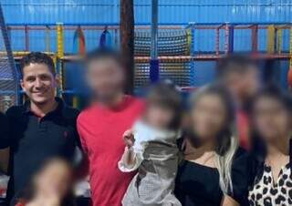 Marcos da Costa Pedroso, de camisa preta à esquerda, com a família (Foto: Arquivo pessoal)