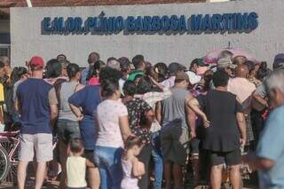 Eleiotores esperando início da votação na Escola Dr. Plínio Barbosa Martins. (Foto: Marcos Maluf)