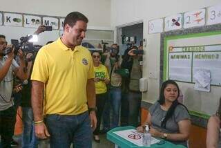 Renan Contar (PRTB) antes de registrar o voto na urna (Foto: Marcos Maluf)