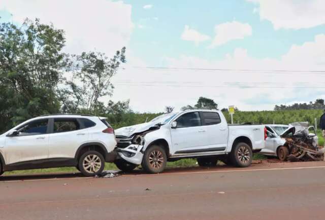 B&ecirc;bado, motorista bate em 2 carros no acostamento de BR e &eacute; preso pela PRF