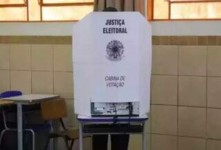 Eleitor em cabine de votação em Campo Grande. (Foto: Paulo Francis)