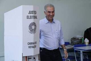 Governador Reinaldo Azambuja compareceu às votações do 2º turno neste domingo. (Foto: Kísie Ainoã)