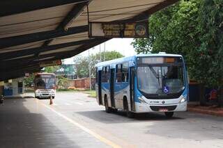 Ônibus circulando em terminal da região norte da Capital. (Foto: Paulo Francis)