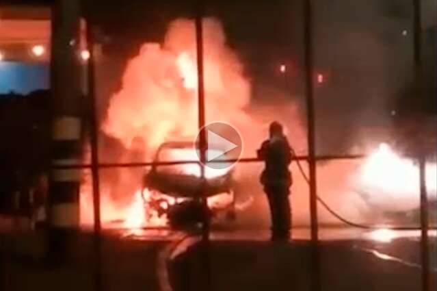 Carro pega fogo durante madrugada e &eacute; destru&iacute;do por chamas na Av. Zahran