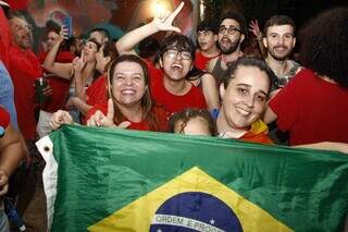 Apoiadores do presidente eleito comemoram vitória no MST. (Foto: Alex Machado)
