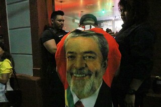 Eleitor foi à rua com toalha que estampa o rosto de Lula, presidente eleito. (Foto: Paulo Francis)