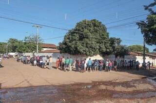 Fila de eleitores no 2º maior colégio eleitoral de Campo Grande. (Foto: Marcos Maluf)